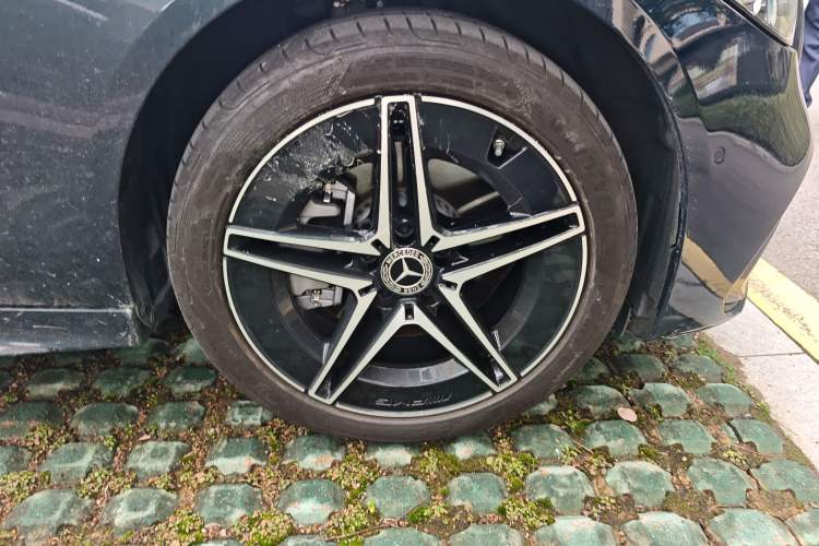 Used Mercedes-Benz C-Class 2024 Second Facelift C 260 L Starry Night Sport Edition Right Front Wheel Hub