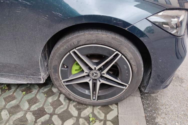 Used Mercedes-Benz C-Class 2024 Second Facelift C 260 L Starry Night Sport Edition Right Front Wheel Hub