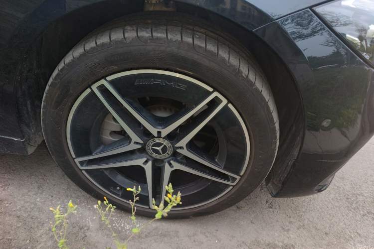 Used Mercedes-Benz C-Class 2024 C 260 L Brilliant Night Sports Edition Right Front Wheel Hub