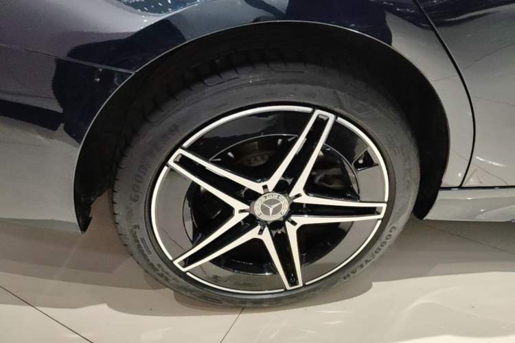 Used Mercedes-Benz C-Class 2024 Second Facelift C 260 L Starry Night Sport Edition Right Rear Wheel Hub