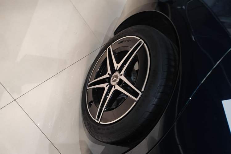 Used Mercedes-Benz C-Class 2024 Second Facelift C 260 L Starry Night Sport Edition Right Rear Wheel Hub