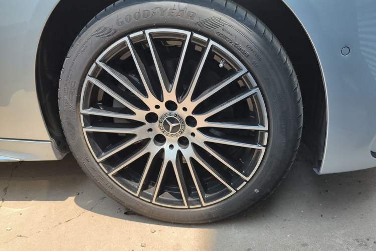 Used Mercedes-Benz C-Class 2024 Restyled C 200 L Sport Edition Right Front Wheel Hub