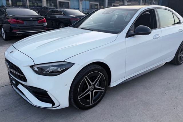 Mercedes-Benz C-Class 2024 Facelifted C-Class 260 L Night Edition Sports Version usado