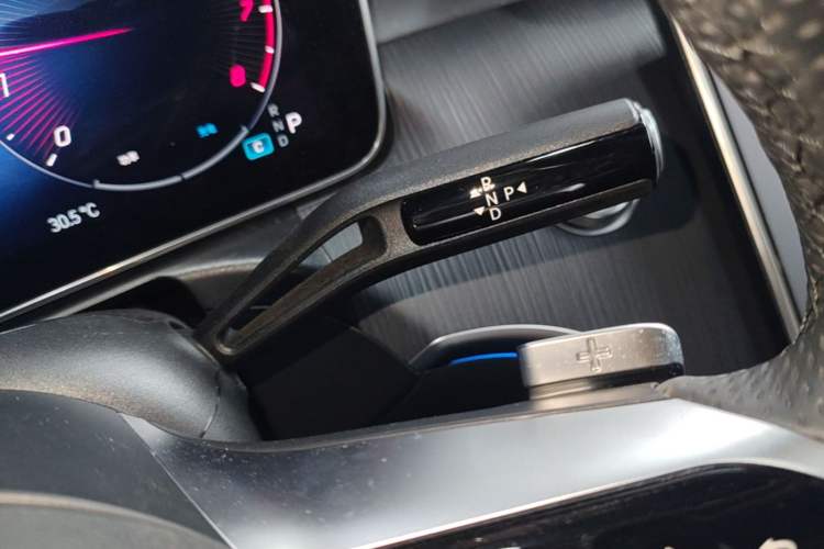 Used Mercedes-Benz C-Class 2024 Facelift C 260 L Night Edition Sport Version Gear Lever