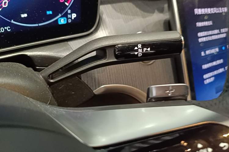Used Mercedes-Benz C-Class 2024 Facelift C 260 L Night Edition Sport Version Gear Lever
