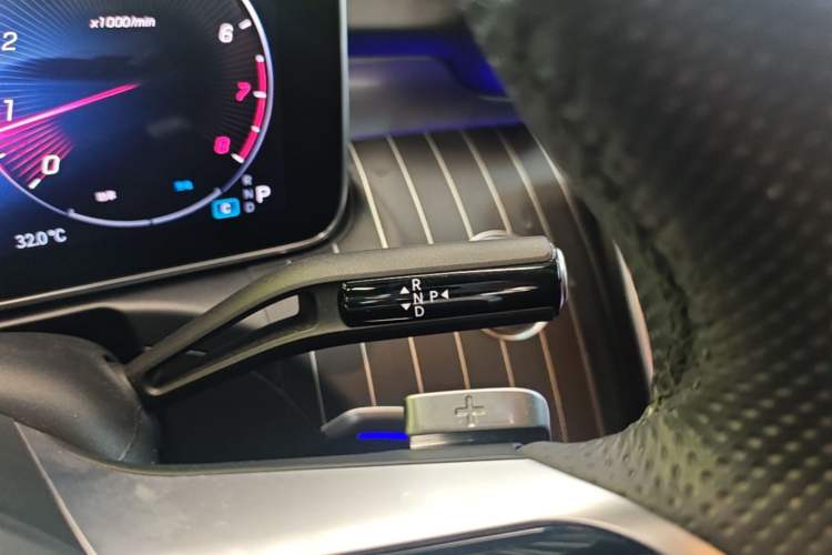 Used Mercedes-Benz C-Class 2024 Facelifted C-Class 260 L Night Edition Sports Version Gear Lever
