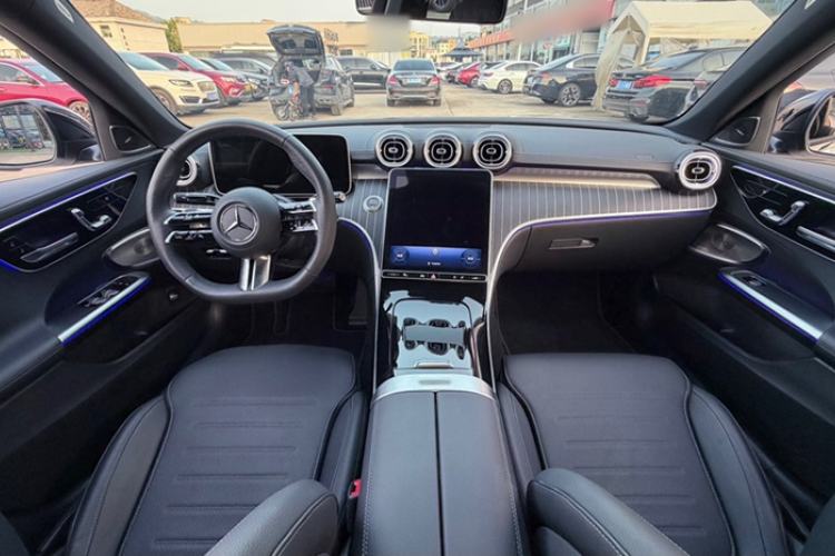 Used Mercedes-Benz C-Class 2024 Facelifted C-Class 260 L Night Edition Sports Version Interior 1