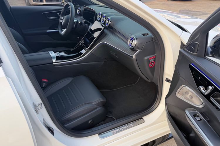 Used Mercedes-Benz C-Class 2024 Facelifted C-Class 260 L Night Edition Sports Version Interior 4