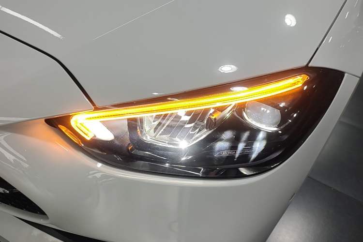Used Mercedes-Benz C-Class 2024 Facelifted C-Class 260 L Night Edition Sports Version Left Front Headlight