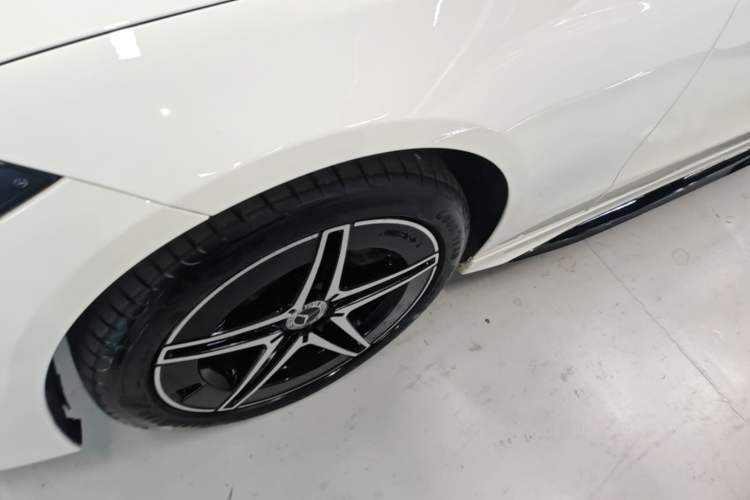 Used Mercedes-Benz C-Class 2024 Second Facelift C 260 L Starry Night Sport Edition Left Front Wheel Hub