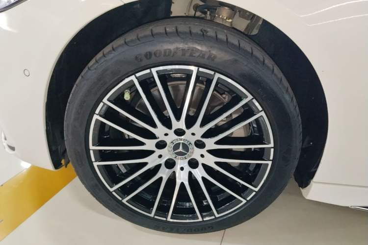 Used Mercedes-Benz C-Class 2024 Second Facelift C 260 L Sport Edition Left Front Wheel Hub