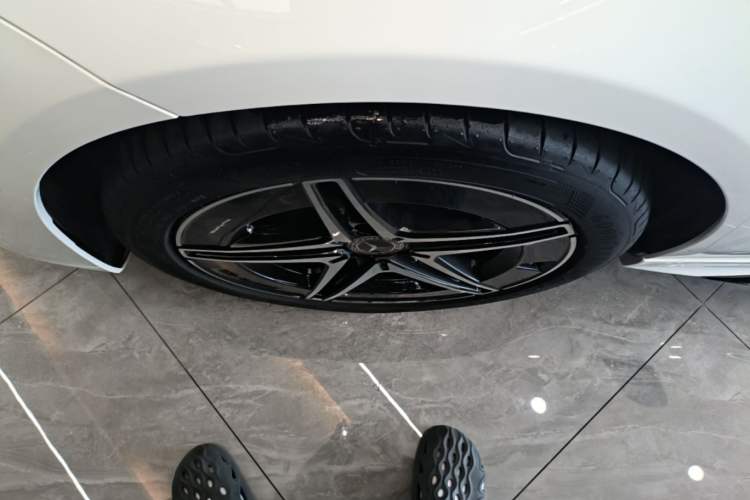 Used Mercedes-Benz C-Class 2024 Second Facelift C 260 L Starry Night Sport Edition Left Front Wheel Hub