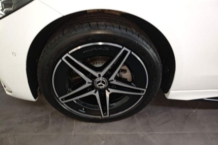 Used Mercedes-Benz C-Class 2024 Facelifted C-Class 260 L Night Edition Sports Version Left Front Wheel Hub