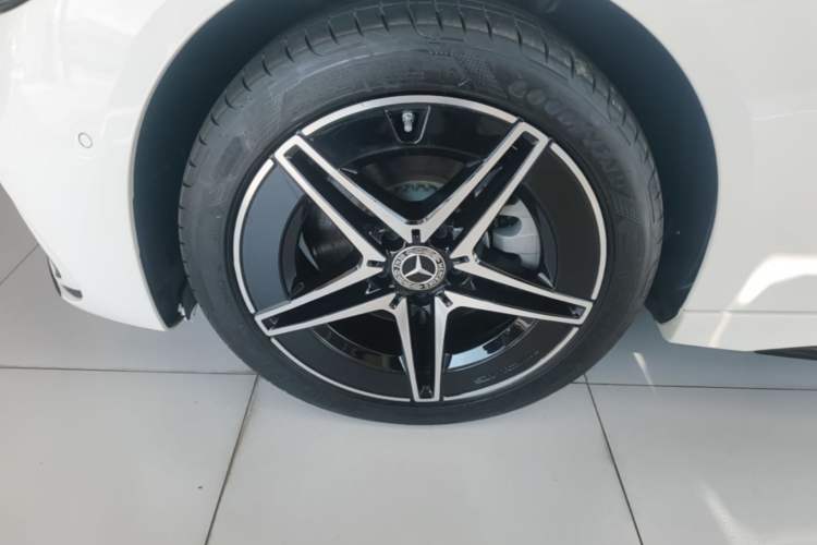 Used Mercedes-Benz C-Class 2024 Second Facelift C 260 L Starry Night Sport Edition Left Front Wheel Hub