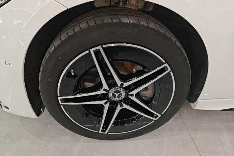 Used Mercedes-Benz C-Class 2024 Facelifted C-Class 260 L Night Edition Sports Version Left Front Wheel Hub