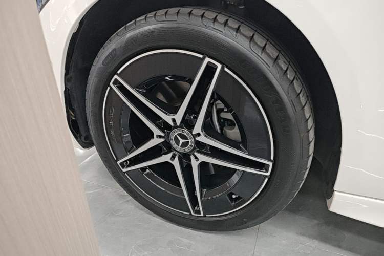 Used Mercedes-Benz C-Class 2024 Facelift C 260 L Night Edition Sport Version Left Front Wheel Hub