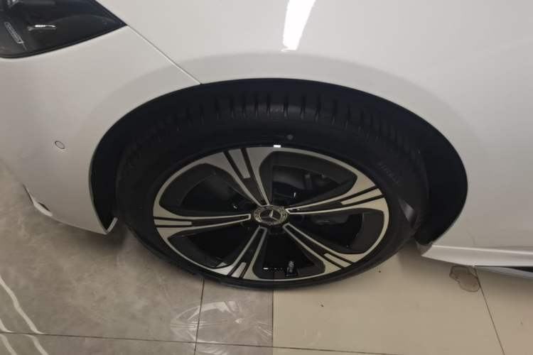 Used Mercedes-Benz C-Class 2024 Restyled C 260 L 4MATIC Sport Edition Left Front Wheel Hub