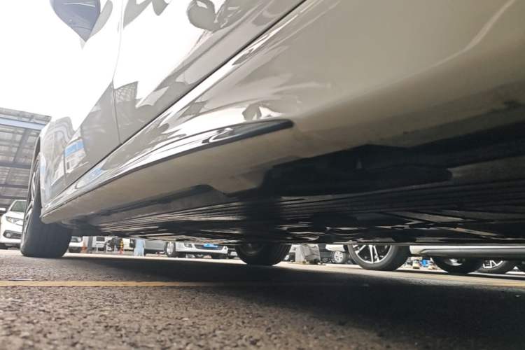 Used Mercedes-Benz C-Class 2024 Facelifted C-Class 260 L Night Edition Sports Version Left Side Sill
