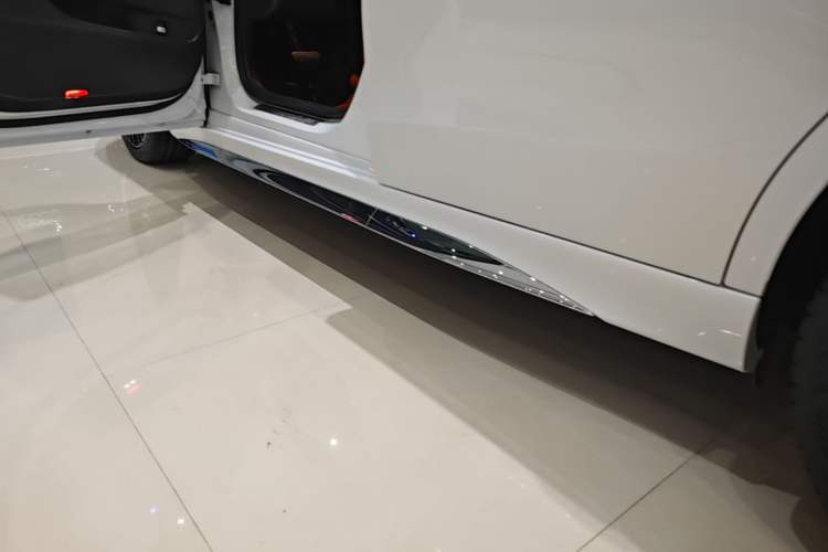 Used Mercedes-Benz C-Class 2024 C 200 L Sport Edition Left Side Sill