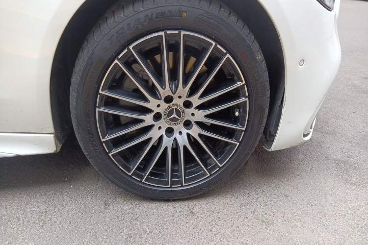 Used Mercedes-Benz C-Class 2024 Restyled C 260 L Sport Edition Right Front Wheel Hub