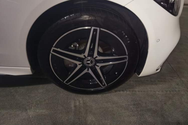 Used Mercedes-Benz C-Class 2024 C 260 L Brilliant Night Sports Edition Right Front Wheel Hub