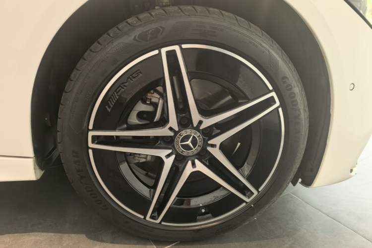 Used Mercedes-Benz C-Class 2024 C 260 L Brilliant Night Sports Edition Right Front Wheel Hub