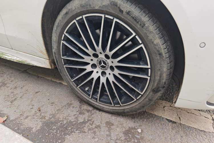 Used Mercedes-Benz C-Class 2024 Restyled C 260 L Sport Edition Right Front Wheel Hub