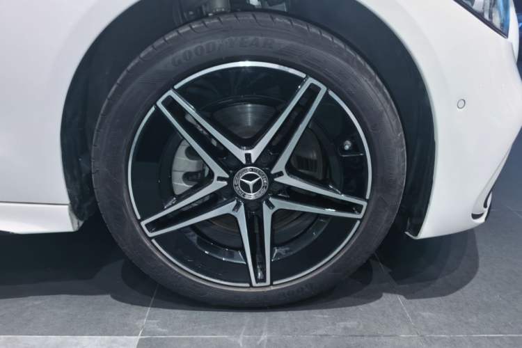 Used Mercedes-Benz C-Class 2024 Facelifted C-Class 260 L Night Edition Sports Version Right Front Wheel Hub