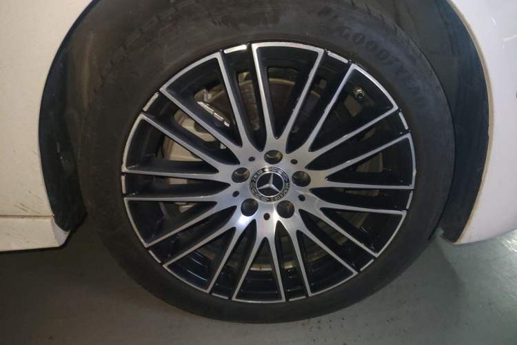 Used Mercedes-Benz C-Class 2024 Restyled C 260 L Sport Edition Right Front Wheel Hub
