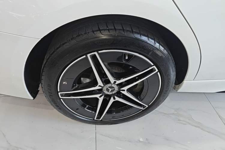 Used Mercedes-Benz C-Class 2024 Second Facelift C 260 L Starry Night Sport Edition Right Rear Wheel Hub