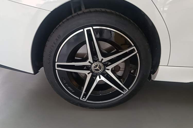 Used Mercedes-Benz C-Class 2024 Facelift C 260 L Night Edition Sport Version Right Rear Wheel Hub