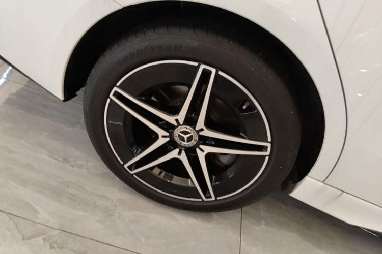 Used Mercedes-Benz C-Class 2024 Second Facelift C 260 L Starry Night Sport Edition Right Rear Wheel Hub