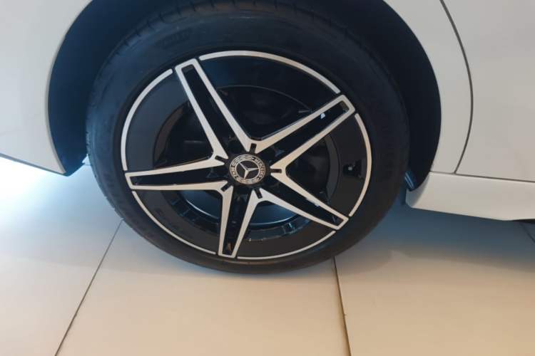 Used Mercedes-Benz C-Class 2024 Second Facelift C 260 L Starry Night Sport Edition Right Rear Wheel Hub
