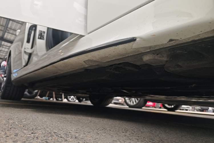 Used Mercedes-Benz C-Class 2024 Facelifted C-Class 260 L Night Edition Sports Version Right Side Sill
