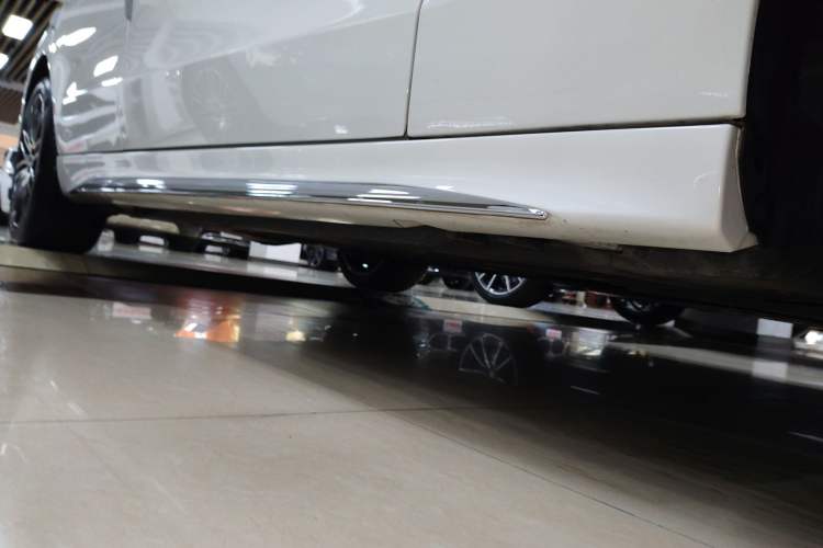 Used Mercedes-Benz C-Class 2024 Restyled C 260 L Sport Edition Right Side Sill
