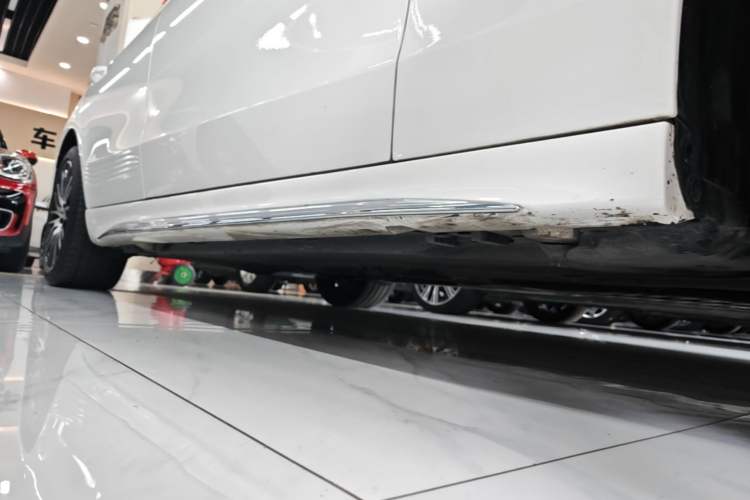 Used Mercedes-Benz C-Class 2024 Restyled C 260 L Sport Edition Right Side Sill