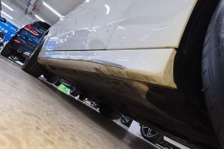 Used Mercedes-Benz C-Class 2024 Restyled C 260 L Sport Edition Right Side Sill