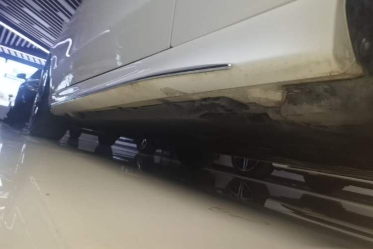Used Mercedes-Benz C-Class 2024 Restyled C 260 L 4MATIC Sport Edition Right Side Sill