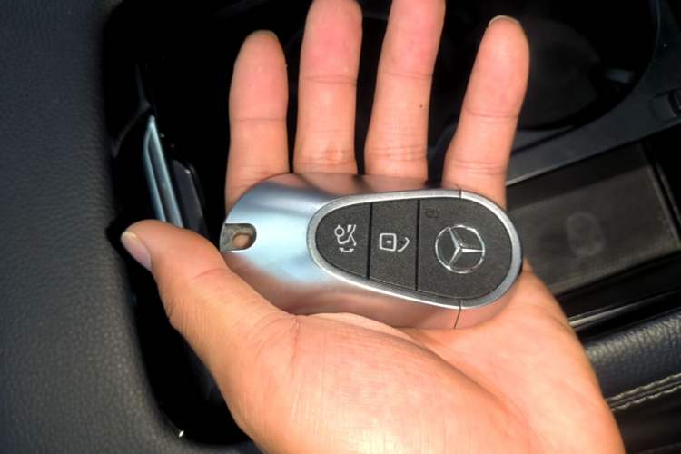 Used Mercedes-Benz C-Class 2024 Restyled C 200 L Sport Edition Vehicle Key