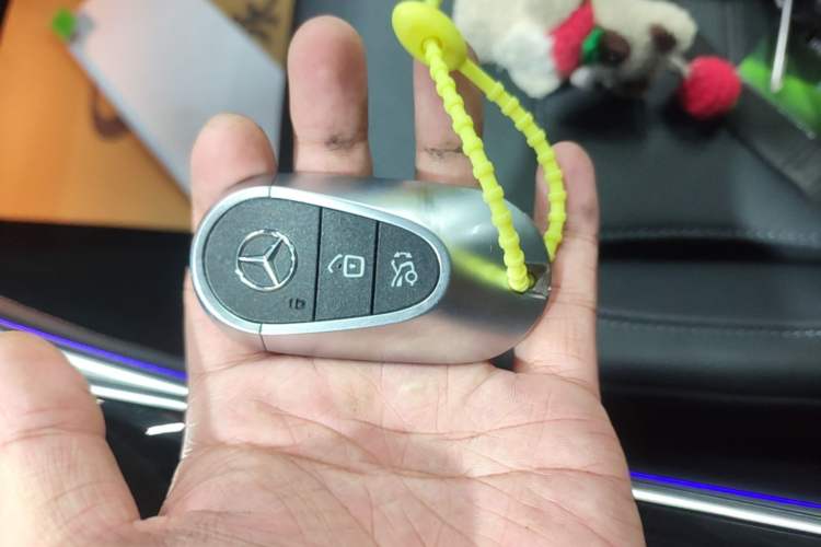 Used Mercedes-Benz C-Class 2024 Facelifted C-Class 260 L Night Edition Sports Version Vehicle Key