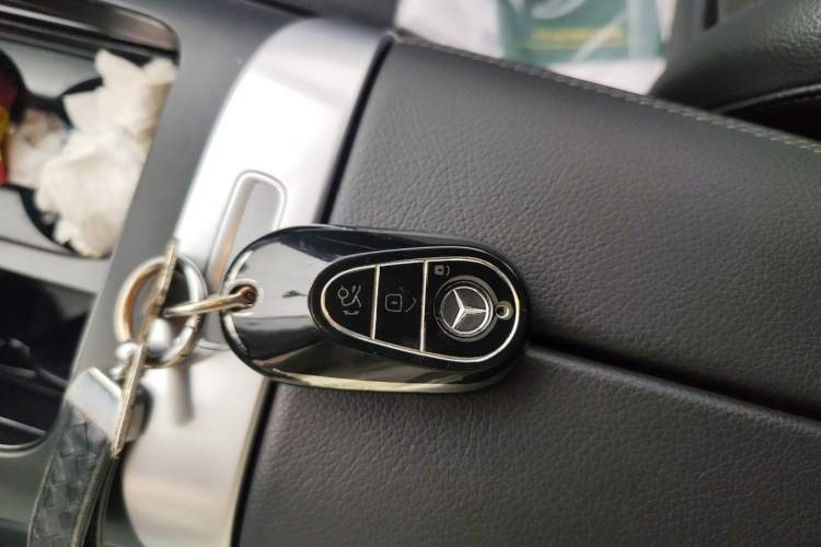 Used Mercedes-Benz C-Class 2024 Facelifted C-Class 260 L Night Edition Sports Version Vehicle Key
