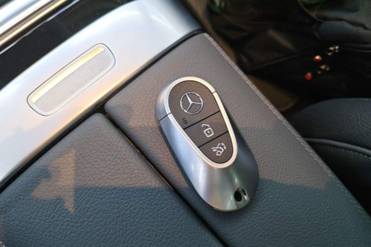 Used Mercedes-Benz C-Class 2024 Second Facelift C 260 L 4MATIC Sport Edition Vehicle Key