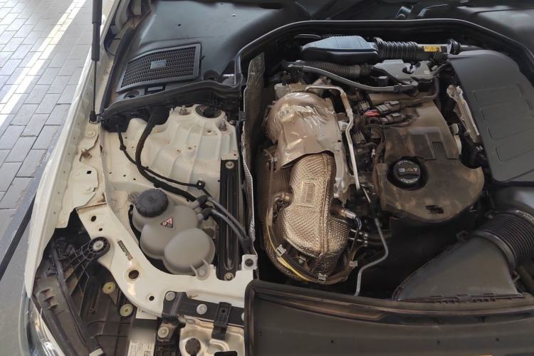 Used Mercedes-Benz C-Class 2025 Refresh C 260 L Night Edition Sports Version Engine Bay Right
