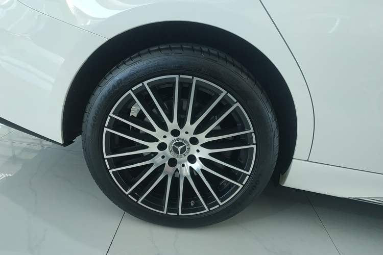 Used Mercedes-Benz C-Class 2025 Facelift C 260 L Sport Edition Exterior 5