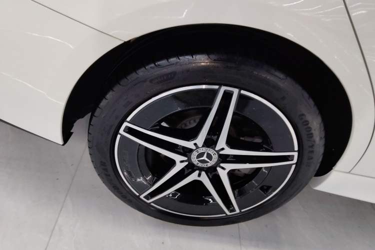 Used Mercedes-Benz C-Class 2025 C 260 L Obsidian Night Sport Edition Exterior 5