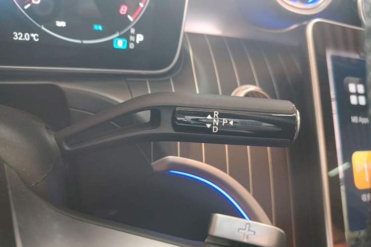 Used Mercedes-Benz C-Class 2025 C 260 L Obsidian Night Sport Edition Gear Lever