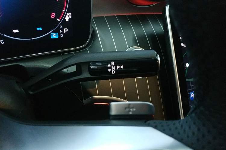 Used Mercedes-Benz C-Class 2025 C 260 L Obsidian Night Sport Edition Gear Lever