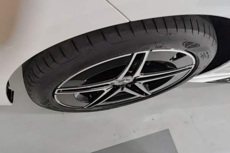 Used Mercedes-Benz C-Class 2025 Refresh C 260 L Night Edition Sports Version Left Front Wheel Hub