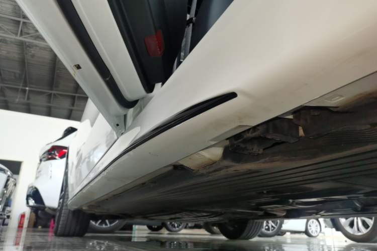 Used Mercedes-Benz C-Class 2025 C 260 L Obsidian Night Sport Edition Left Side Sill