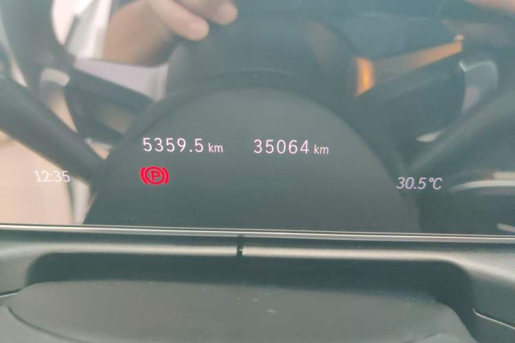 Used Mercedes-Benz C-Class 2025 C 200 L Sport Edition Odometer Close Up